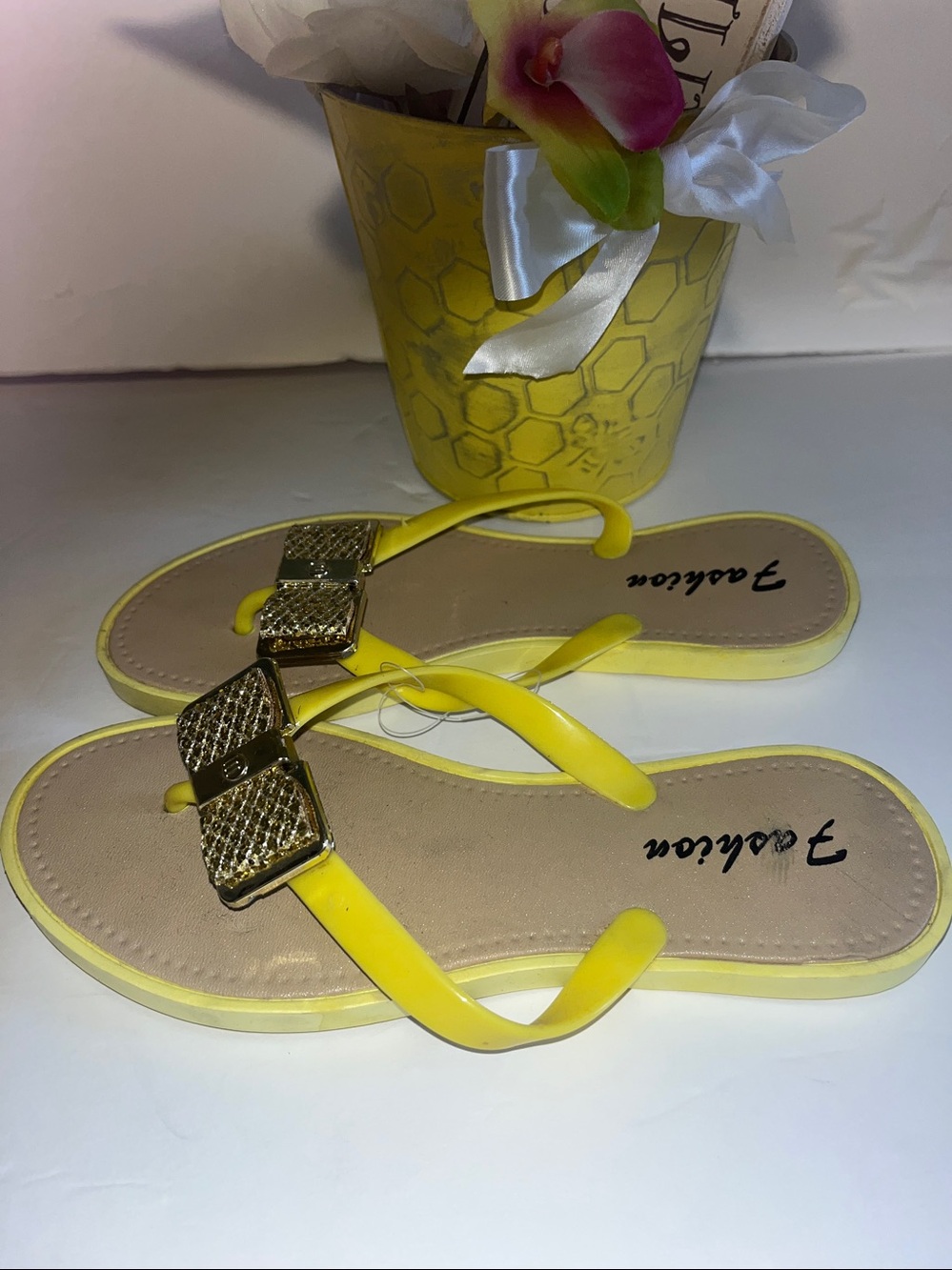 Nwt yellow spring bee bundle gold bow flip flops &wood sign βBee Sweet&Bumbleβ - Picture 4 of 16